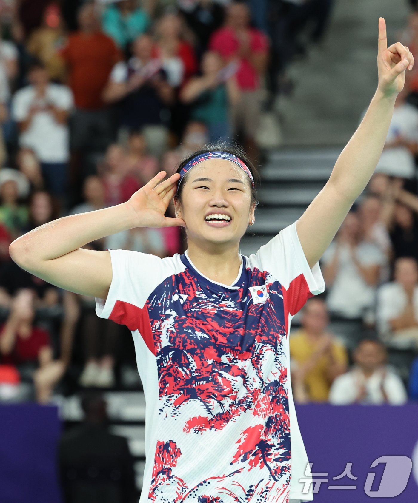 본문 이미지 - 대한민국 배드민턴 대표팀 안세영 선수가 3일(한국시간) 프랑스 파리 라 샤펠 아레나에서 열린 2024 파리올림픽 배드민턴 여자 단식 준준결승 일본 아카네 야마구치 선수와의 경기를 승리한 후 기뻐하고 있다. 2024.8.3/뉴스1 ⓒ News1 이동해 기자