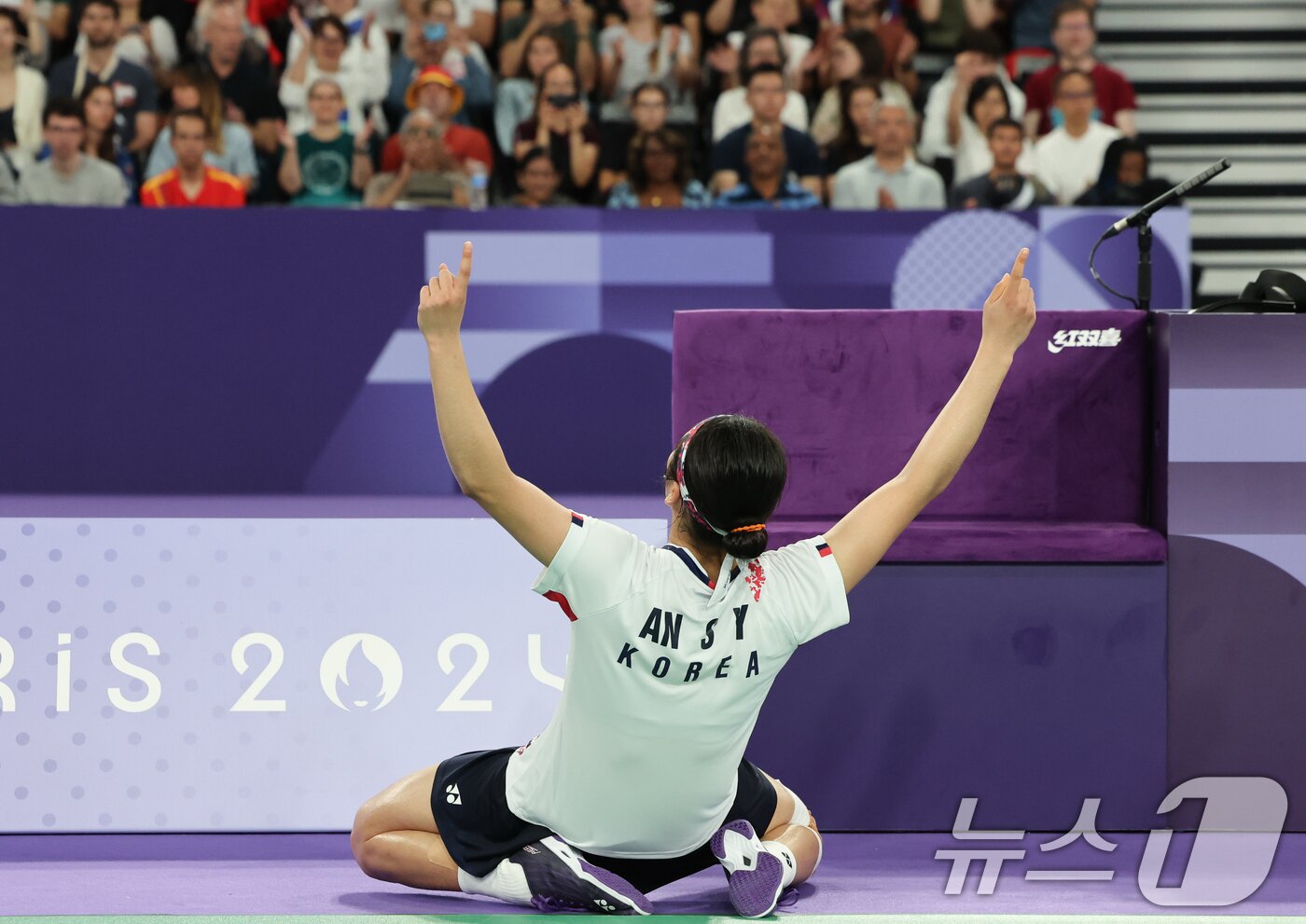 본문 이미지 - 대한민국 배드민턴 대표팀 안세영 선수가 3일(한국시간) 프랑스 파리 라 샤펠 아레나에서 열린 2024 파리올림픽 배드민턴 여자 단식 준준결승 일본 아카네 야마구치 선수와의 경기를 승리한 후 기뻐하고 있다. 2024.8.3/뉴스1 ⓒ News1 이동해 기자