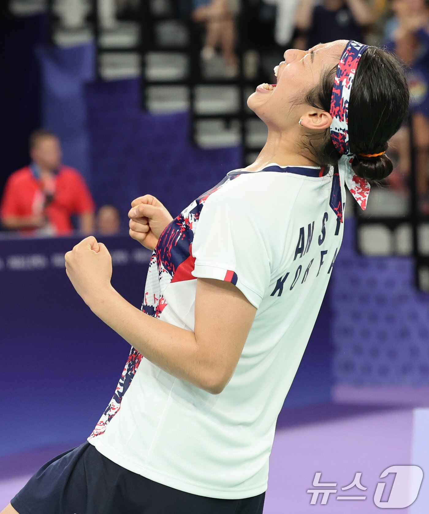 본문 이미지 - 대한민국 배드민턴 대표팀 안세영 선수가 3일(한국시간) 프랑스 파리 라 샤펠 아레나에서 열린 2024 파리올림픽 배드민턴 여자 단식 준준결승 일본 아카네 야마구치 선수와의 경기를 승리한 후 기뻐하고 있다. 2024.8.3/뉴스1 ⓒ News1 이동해 기자