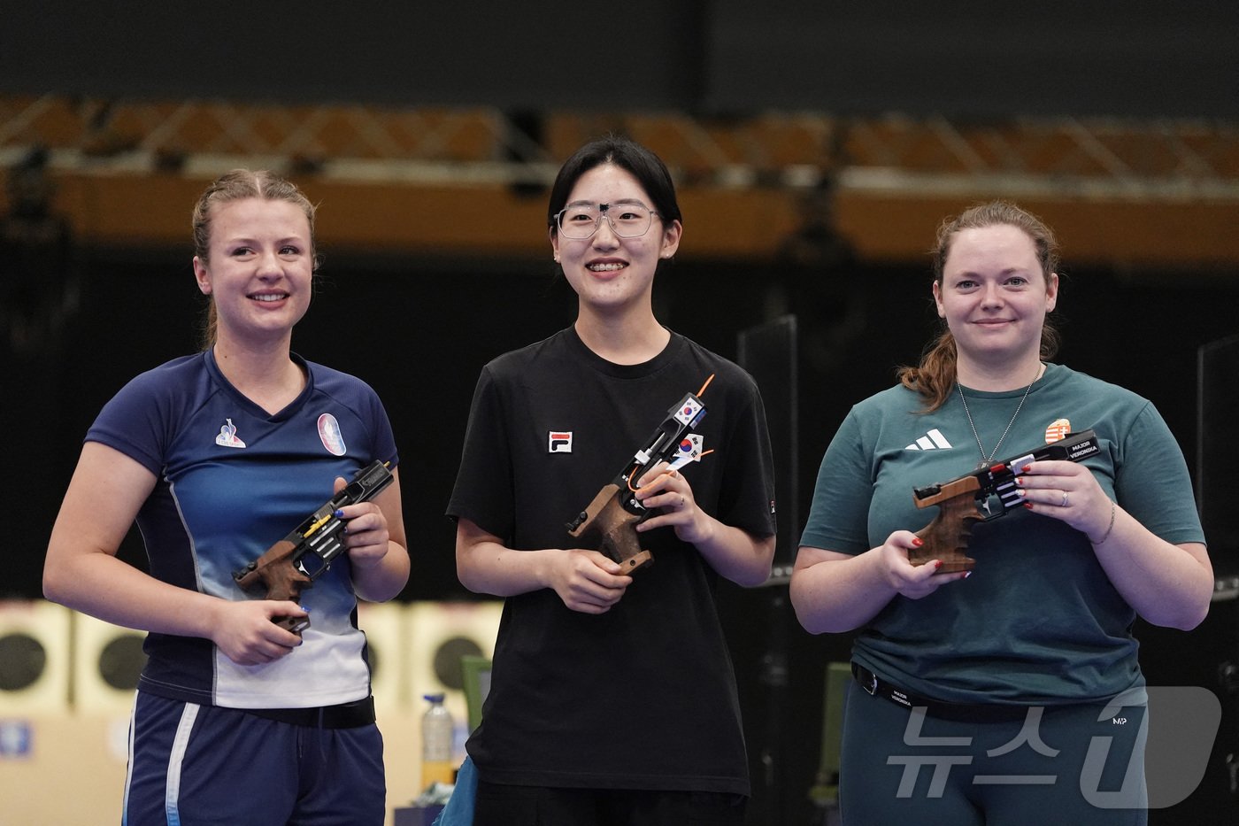 본문 이미지 - 여자 권총 25m 금메달을 따낸 양지인(가운데). ⓒ 로이터=뉴스1
