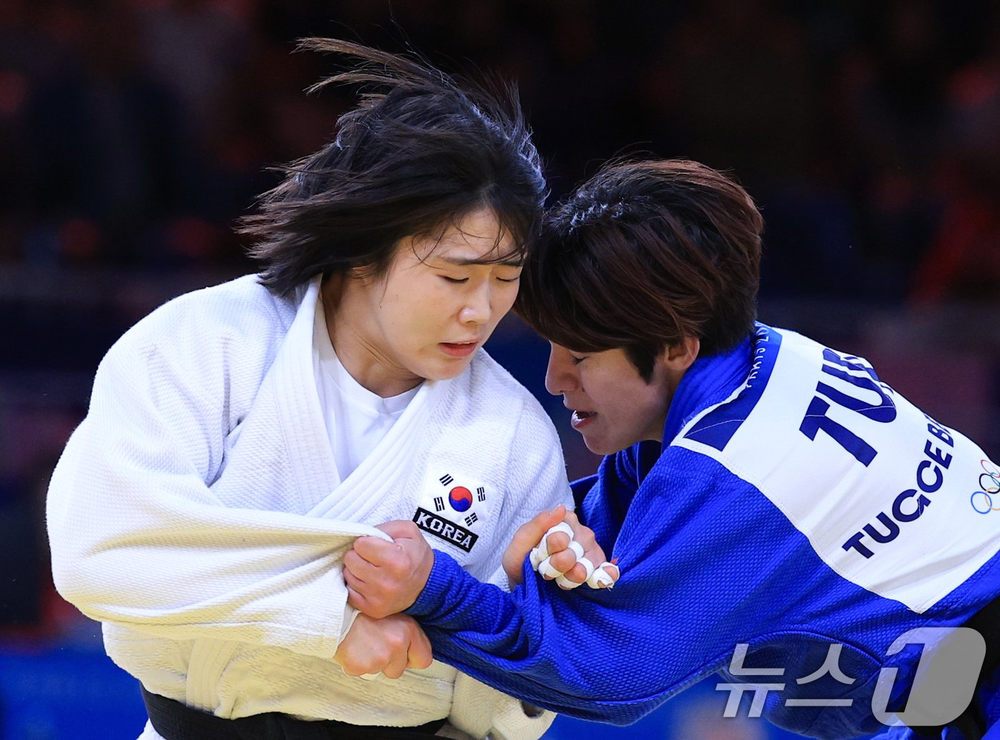 대한민국 유도대표팀 허미미 선수가 3일 오후&#40;한국시간&#41; 프랑스 파리 샹 드 마르스 아레나에서 진행된 파리올림픽 유도 혼성 단체 토너먼트 16강 경기에서 튀르키예 튀그제 베데르 선수와 자웅을 겨루고 있다. 2024.8.3/뉴스1 ⓒ News1 박정호 기자