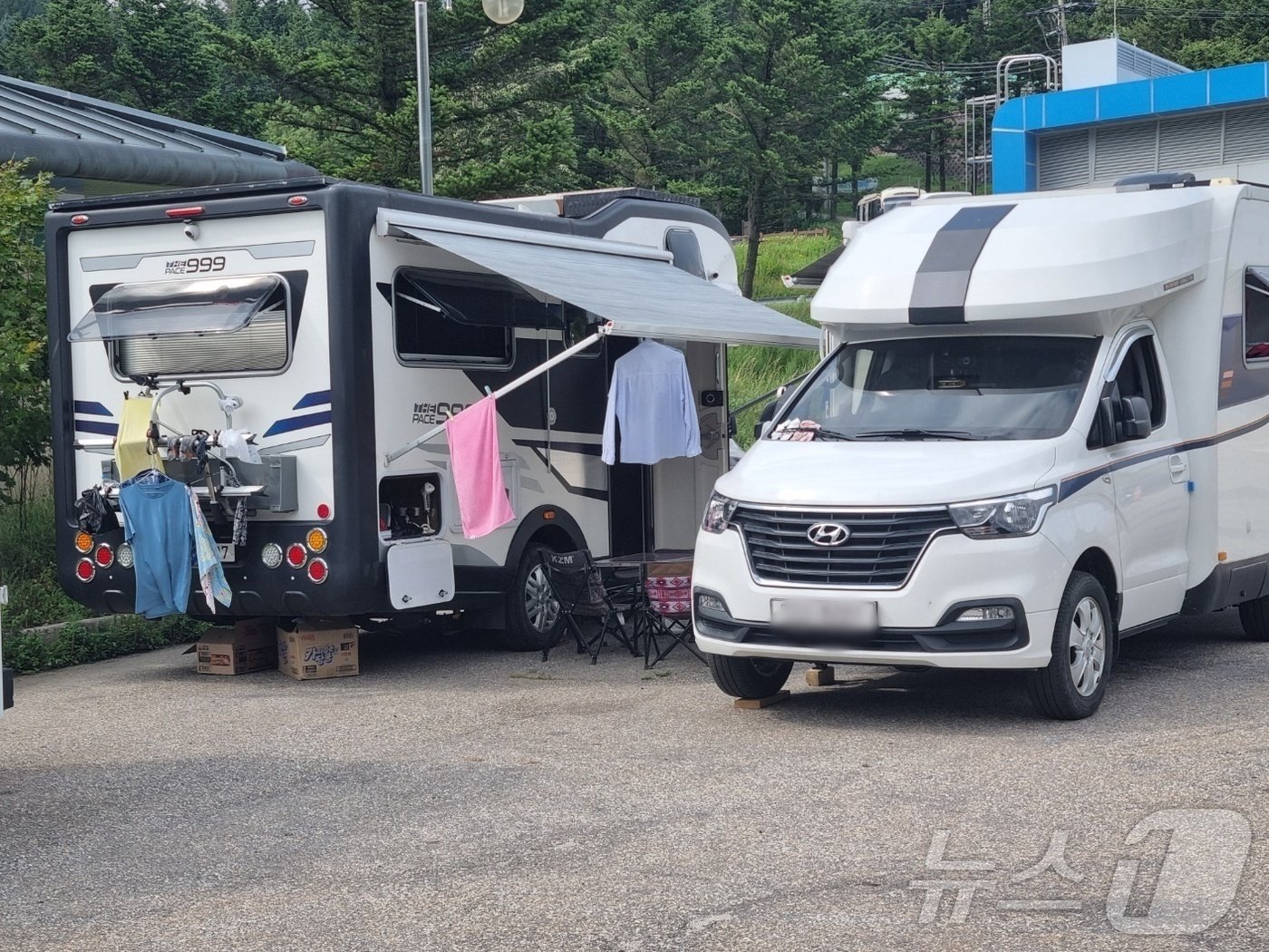 2일 오전 옛 영동고속도로 대관령마을 휴게소 인근 공터에 세워진 캠핑차량에 빨래가 널려 있다. 2024.8.2/뉴스1 윤왕근 기자