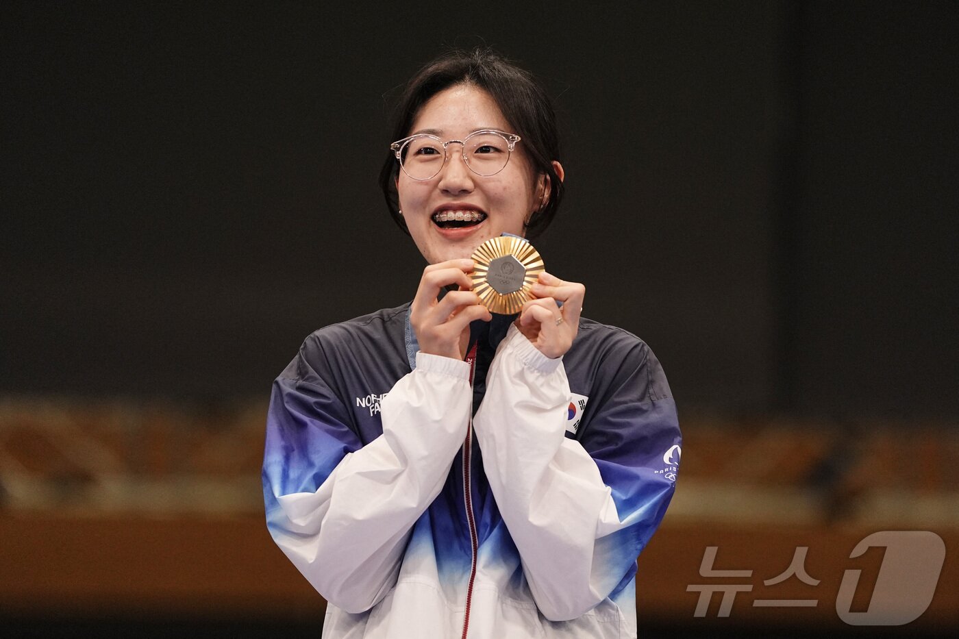 본문 이미지 - 사격 양지인이 3일&#40;한국시간&#41; 프랑스 샤토루 슈팅 센터에서 열린 2024 파리올림픽 사격 여자 권총 25m 결선에서 금메달을 획득한 후 미소 짓고 있다. 2024.8.3 ⓒ 로이터=뉴스1 ⓒ News1 포토공용 기자