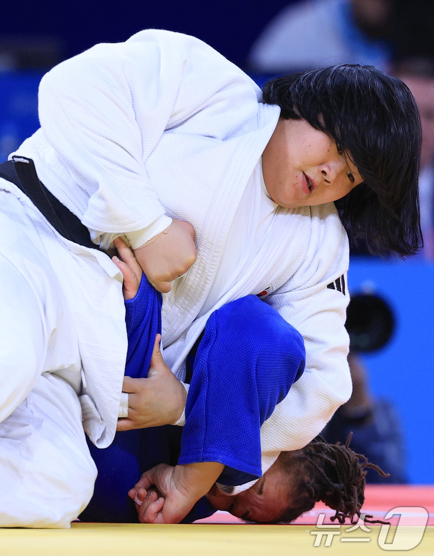 본문 이미지 - 대한민국 유도대표팀 김하윤 선수가 3일 오후&#40;한국시간&#41; 프랑스 파리 샹 드 마르스 아레나에서 진행된 파리올림픽 유도 혼성 단체 토너먼트 16강 경기에서 튀르키예 카이라 오즈데미르와 자웅을 겨루고 있다. 2024.8.3/뉴스1 ⓒ News1 박정호 기자