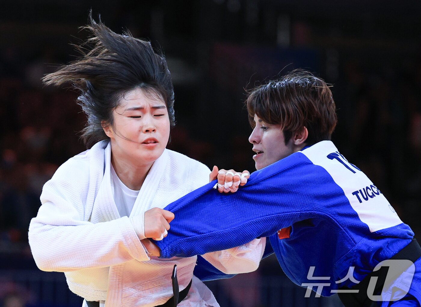 본문 이미지 - 대한민국 유도대표팀 허미미 선수가 3일 오후&#40;한국시간&#41; 프랑스 파리 샹 드 마르스 아레나에서 진행된 파리올림픽 유도 혼성 단체 토너먼트 16강 경기에서 튀르키예 튀그제 베데르선수와 자웅을 겨루고 있다. 2024.8.3/뉴스1 ⓒ News1 박정호 기자