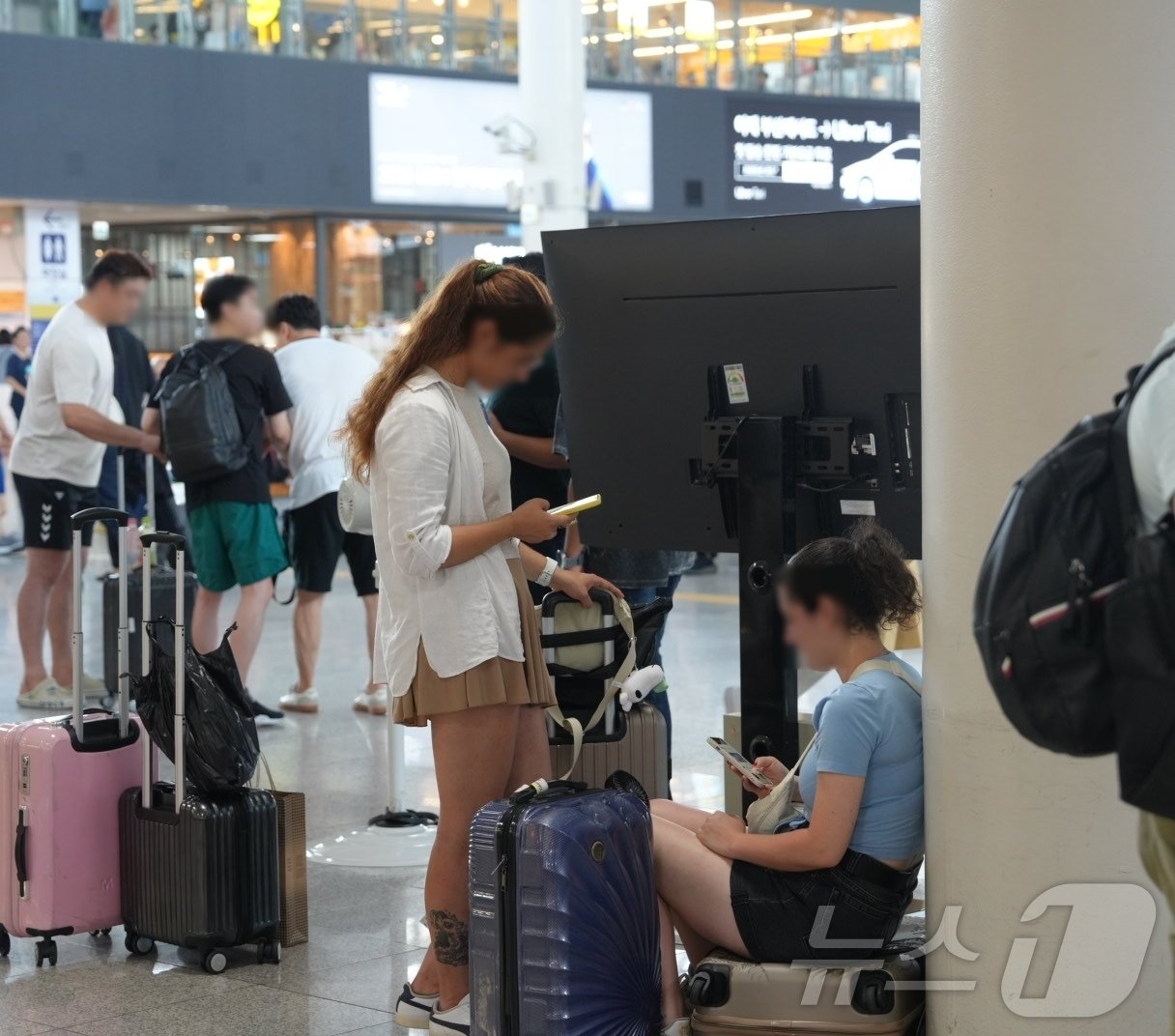 3일 오후 부산역 대합실이 만석을 이루면서 여행객들이 캐리어에 앉아 휴식을 취하고 있다.2024.8.3. 손연우 기자