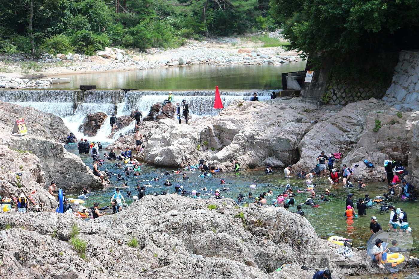 본문 이미지 - 여름 휴가철을 맞은 3일 강원 인제 북면 용대리 백담계곡에 피서객들이 물놀이를 하며 즐거운 시간을 보내고 있다. (인제군 제공) 2024.8.3/뉴스1 
