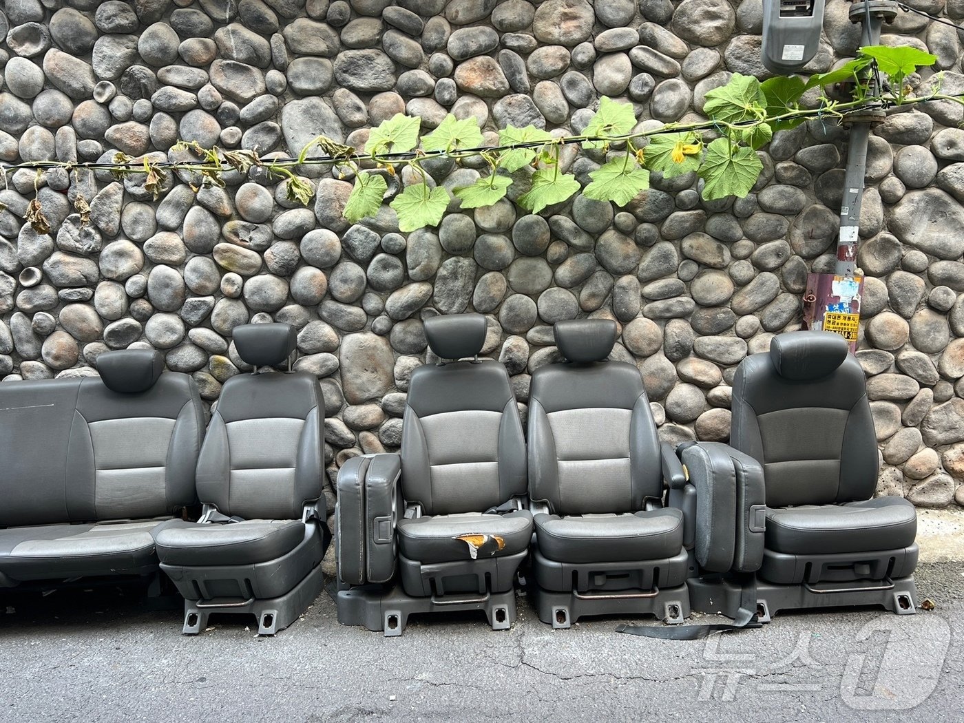 본문 이미지 - 동자동 쪽방촌 주민들이 자주 휴식을 취하곤 하는 길가의 버려진 의자들. 2024.08.03/뉴스1 ⓒ 뉴스1 김민재 기자