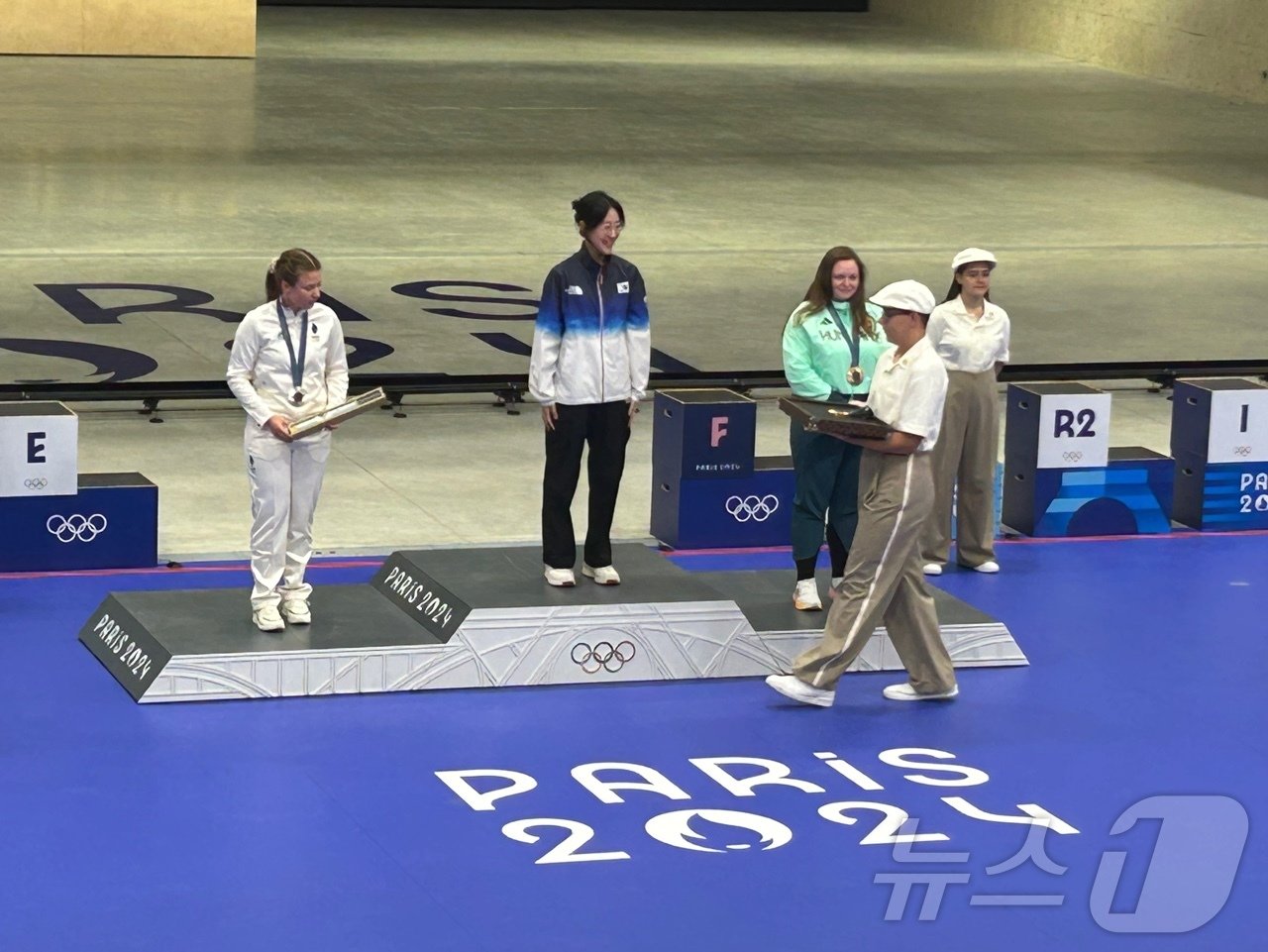 3일&#40;한국시간&#41; 프랑스 샤토루 사격장에서 열린 2024 파리 올림픽 여자 25m 권총 결선에서 우승한 양지인이 시상식에 참여하고 있다. 2024.8.3/뉴스1 ⓒ News1 문대현 기자