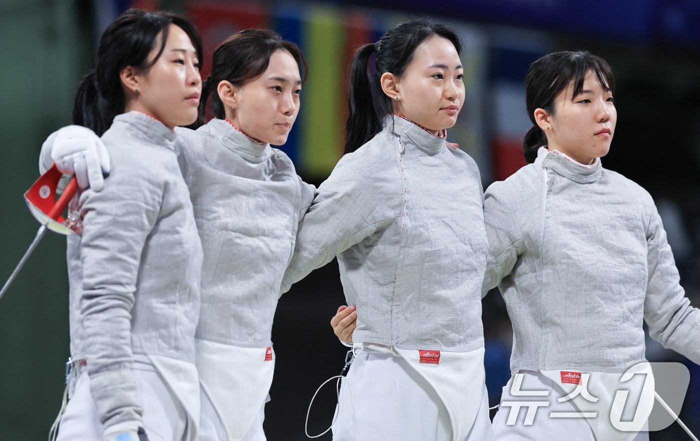 대한민국 펜싱 대표팀 윤지수, 전하영, 최세빈, 전은혜 선수가 3일 오후&#40;한국시간&#41; 프랑스 파리 그랑 팔레에서 2024 파리올림픽 여자 사브르 단체 8강 경기에 입장해 있다. 2024.8.3/뉴스1 ⓒ News1 박정호 기자