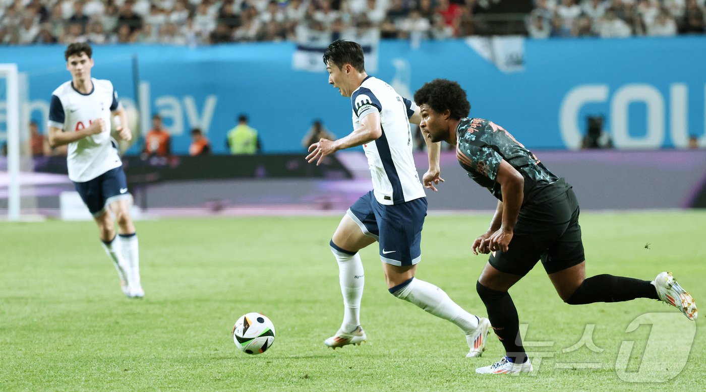 본문 이미지 - 3일 오후 서울 마포구 상암동 서울월드컵경기장에서 열린 쿠팡플레이 시리즈 잉글랜드 프리미어리그 토트넘 홋스퍼와 독일 분데스리가 바이에른 뮌헨의 경기에서 토트넘 손흥민이 돌파를 시도하고 있다. 2024.8.3/뉴스1 ⓒ News1 박지혜 기자