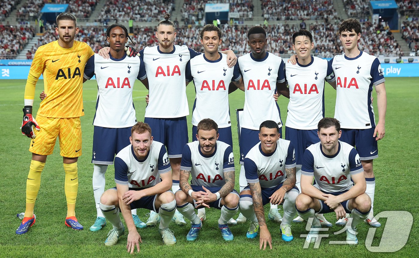 본문 이미지 - 3일 오후 서울 마포구 상암동 서울월드컵경기장에서 열린 쿠팡플레이 시리즈 잉글랜드 프리미어리그 토트넘 홋스퍼와 독일 분데스리가 바이에른 뮌헨의 경기를 앞두고 토트넘 베스트11이 기념 촬영을 하고 있다. 2024.8.3/뉴스1 ⓒ News1 김진환 기자
