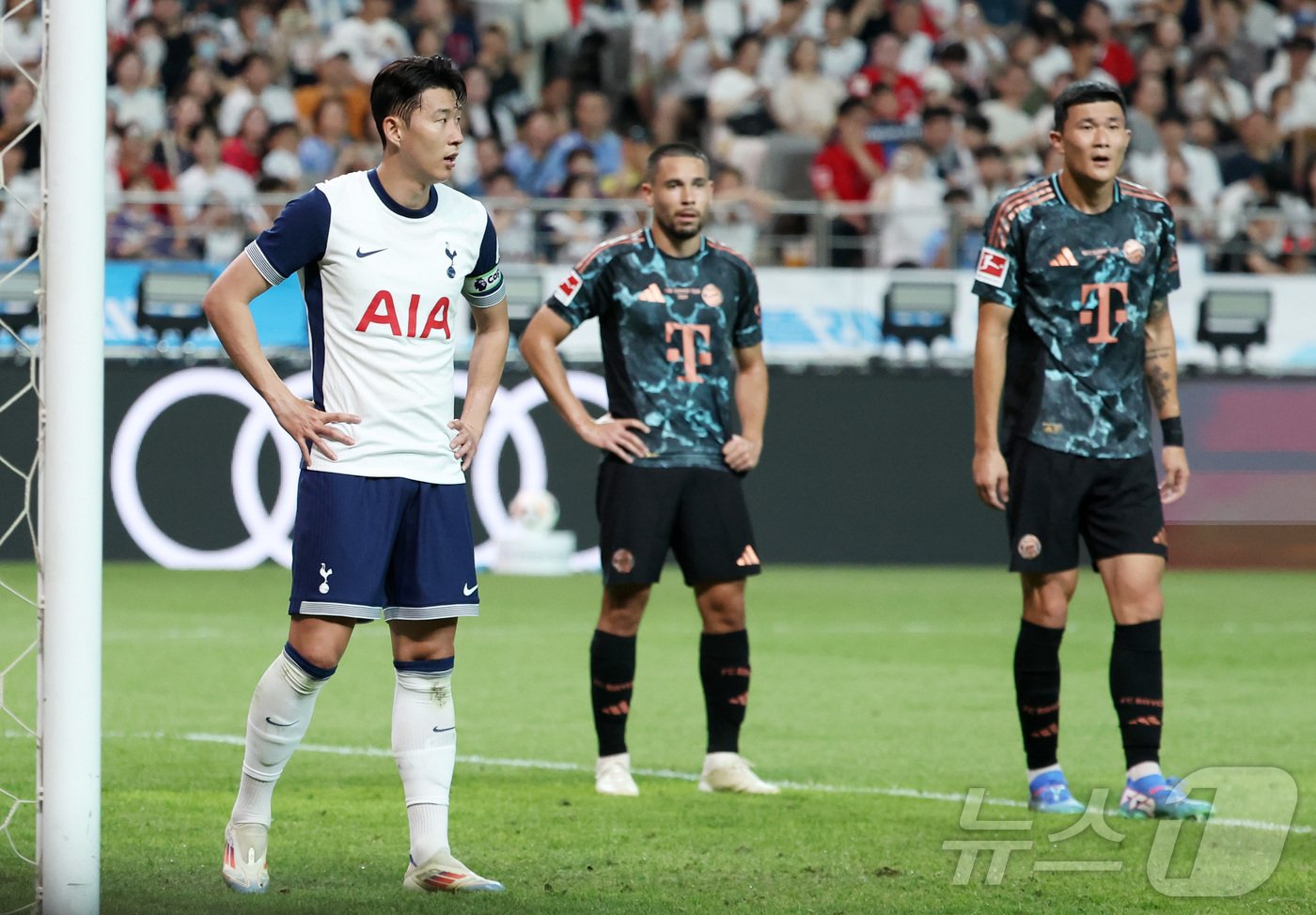 본문 이미지 - 3일 오후 서울 마포구 상암동 서울월드컵경기장에서 열린 쿠팡플레이 시리즈 잉글랜드 프리미어리그 토트넘 홋스퍼와 독일 분데스리가 바이에른 뮌헨의 경기에서 토트넘 손흥민과 뮌헨 김민재가 코너킥을 준비하고 있다. 2024.8.3/뉴스1 ⓒ News1 박지혜 기자