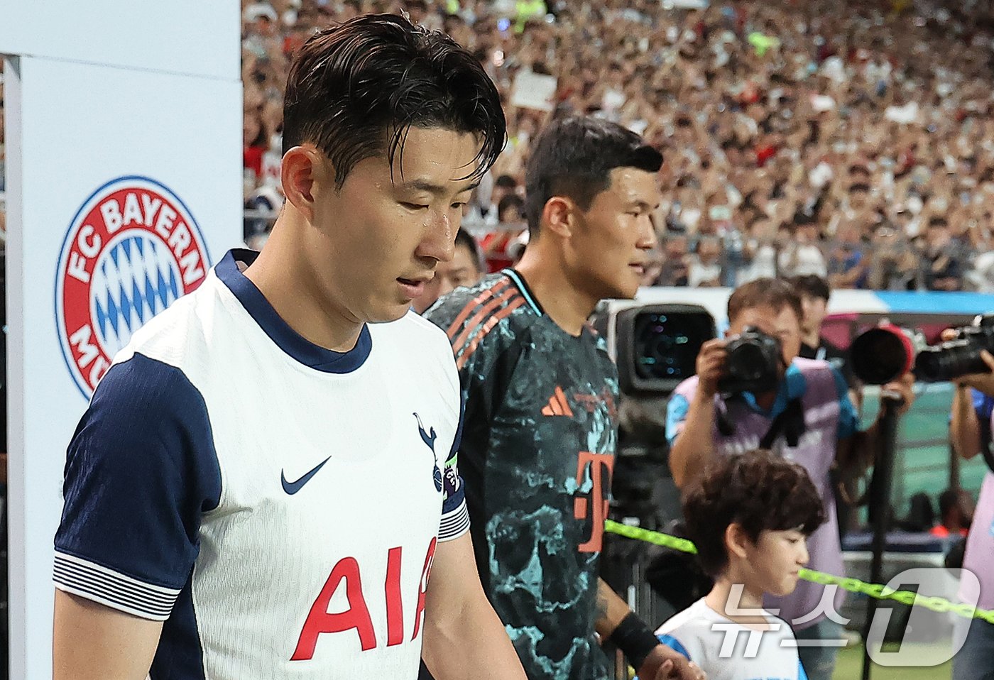 본문 이미지 - 3일 오후 서울 마포구 상암동 서울월드컵경기장에서 열린 쿠팡플레이 시리즈 잉글랜드 프리미어리그 토트넘 홋스퍼와 독일 분데스리가 바이에른 뮌헨의 경기를 앞두고 토트넘 손흥민과 뮌헨 김민재가 함께 그라운드로 입장하고 있다. 2024.8.3/뉴스1 ⓒ News1 김진환 기자