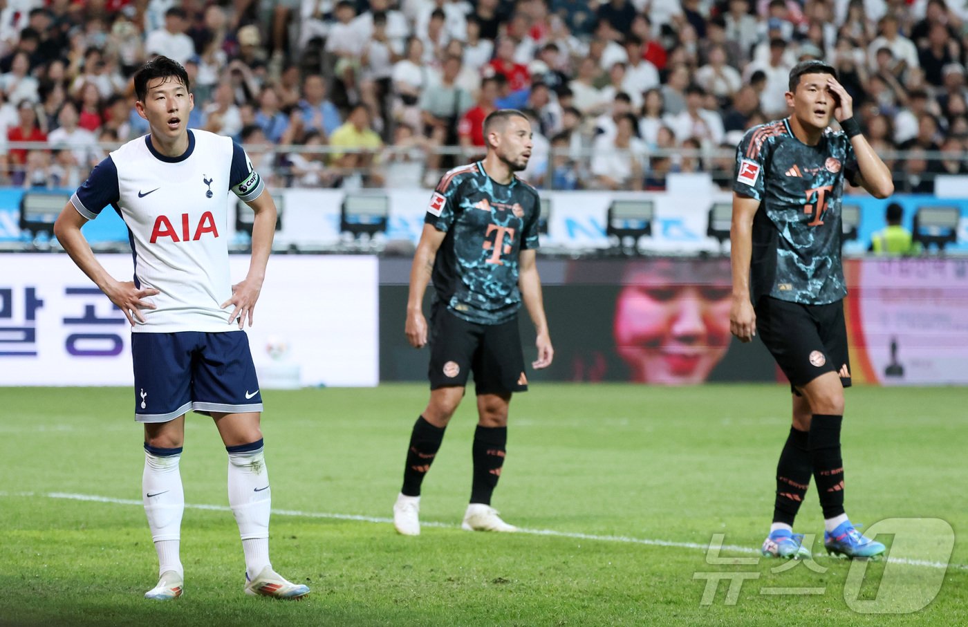 본문 이미지 - 3일 오후 서울 마포구 상암동 서울월드컵경기장에서 열린 쿠팡플레이 시리즈 잉글랜드 프리미어리그 토트넘 홋스퍼와 독일 분데스리가 바이에른 뮌헨의 경기에서 토트넘 손흥민과 뮌헨 김민재가 코너킥 상황을 기다리고 있다. 2024.8.3/뉴스1 ⓒ News1 박지혜 기자