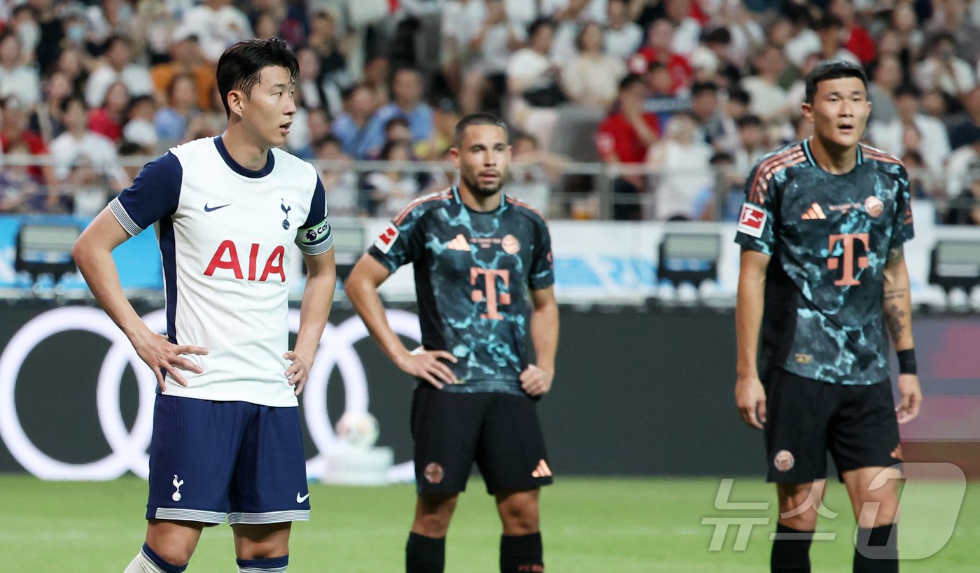 본문 이미지 - 3일 오후 서울 마포구 상암동 서울월드컵경기장에서 열린 쿠팡플레이 시리즈 잉글랜드 프리미어리그 토트넘 홋스퍼와 독일 분데스리가 바이에른 뮌헨의 경기에서 토트넘 손흥민과 뮌헨 김민재가 코너킥 상황을 기다리고 있다. 2024.8.3/뉴스1 ⓒ News1 박지혜 기자