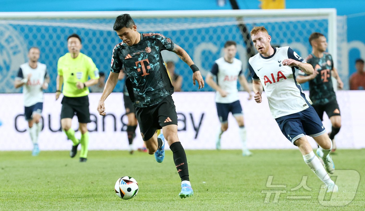 본문 이미지 - 뮌헨 김민재가 3일 오후 서울 마포구 상암동 서울월드컵경기장에서 열린 쿠팡플레이 시리즈 잉글랜드 프리미어리그 토트넘 홋스퍼와 독일 분데스리가 바이에른 뮌헨의 경기에서 토트넘 쿨루셉스키의 공격을 저지하고 있다. 2024.8.3/뉴스1 ⓒ News1 박지혜 기자