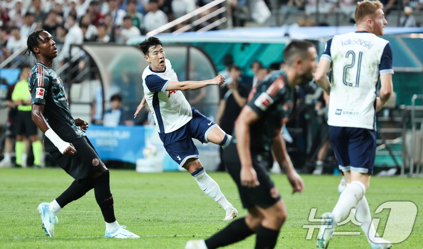 본문 이미지 - 토트넘 손흥민이 3일 서울 마포구 상암동 서울월드컵경기장에서 열린 쿠팡플레이 시리즈 잉글랜드 프리미어리그 토트넘 홋스퍼와 독일 분데스리가 바이에른 뮌헨의 경기에서 슛을 하고 있다. 2024.8.3/뉴스1 ⓒ News1 허경 기자