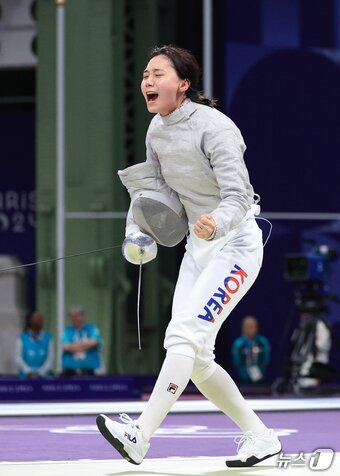 본문 이미지 - 대한민국 펜싱 대표팀 선수가 전하영 선수가 3일 오후(한국시간) 프랑스 파리 그랑 팔레에서 2024 파리올림픽 여자 사브르 단체 8강 미국 마그다 스카르본케비치 선수와의 경기에서 득점에 환호하고 있다. 2024.8.3/뉴스1 ⓒ News1 박정호 기자