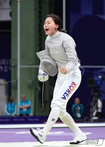 대한민국 펜싱 대표팀 선수가 전하영 선수가 3일 오후&#40;한국시간&#41; 프랑스 파리 그랑 팔레에서 2024 파리올림픽 여자 사브르 단체 8강 미국 마그다 스카르본케비치 선수와의 경기에서 득점에 환호하고 있다. 2024.8.3/뉴스1 ⓒ News1 박정호 기자