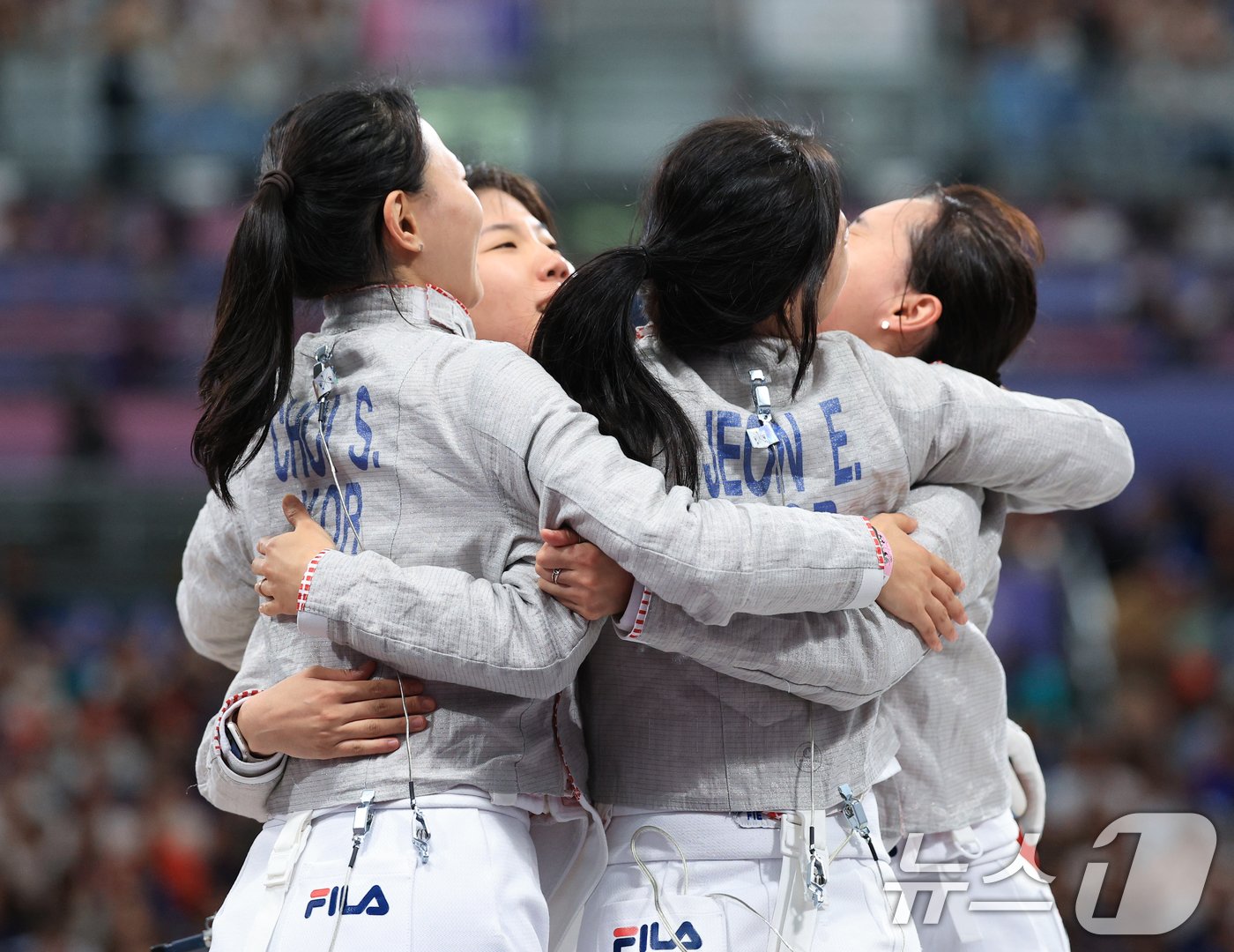 대한민국 펜싱 대표팀 윤지수, 전하영, 최세빈, 전은혜 선수가 3일 오후&#40;한국시간&#41; 프랑스 파리 그랑 팔레에서 2024 파리올림픽 여자 사브르 단체 8강 미국과의 경기에서 승리한 후 기뻐하고 있다 . 2024.8.3/뉴스1 ⓒ News1 박정호 기자