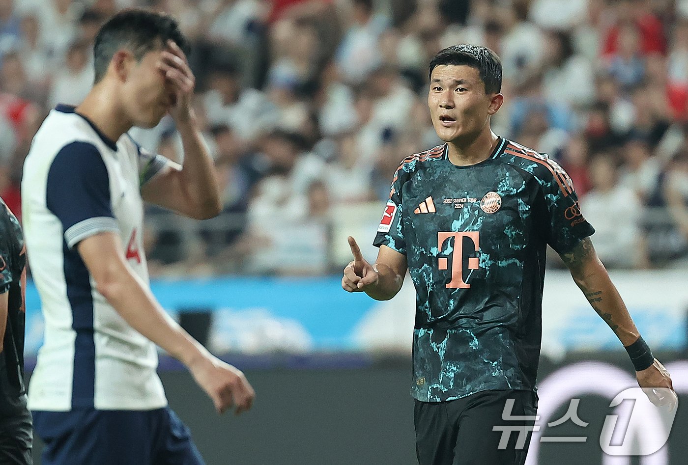 본문 이미지 - 3일 오후 서울 마포구 상암동 서울월드컵경기장에서 열린 쿠팡플레이 시리즈 잉글랜드 프리미어리그 토트넘 홋스퍼와 독일 분데스리가 바이에른 뮌헨의 경기, 전반 뮌헨 김민재가 선수들과 대화를 하고 있다. 2024.8.3/뉴스1 ⓒ News1 김진환 기자
