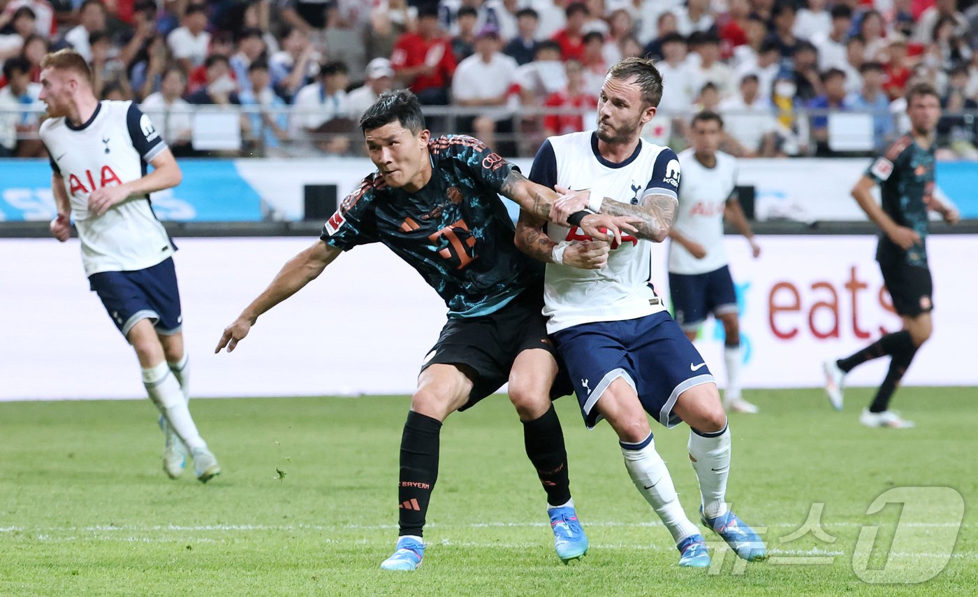 본문 이미지 - 뮌헨 김민재가 3일 오후 서울 마포구 상암동 서울월드컵경기장에서 열린 쿠팡플레이 시리즈 잉글랜드 프리미어리그 토트넘 홋스퍼와 독일 분데스리가 바이에른 뮌헨의 경기에서 토트넘 제임스 매디슨을 수비하고 있다. 2024.8.3/뉴스1 ⓒ News1 박지혜 기자