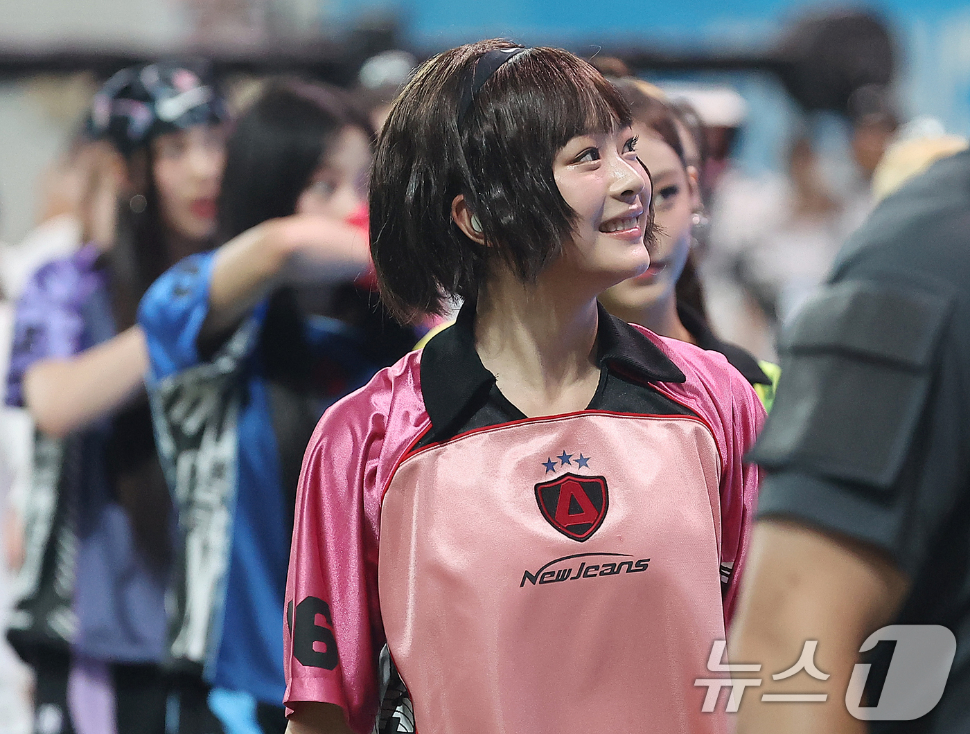 (서울=뉴스1) 김진환 기자 = 걸그룹 뉴진스 하니가 3일 오후 서울 마포구 상암동 서울월드컵경기장에서 열린 쿠팡플레이 시리즈 잉글랜드 프리미어리그 토트넘 홋스퍼와 독일 분데스리가 …
