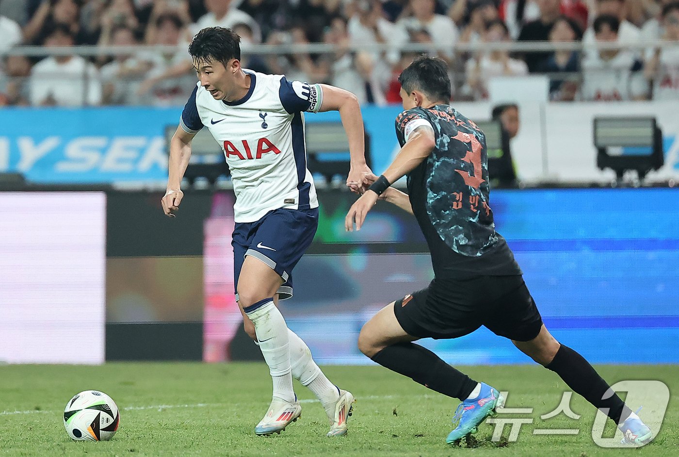 본문 이미지 - 3일 오후 서울 마포구 상암동 서울월드컵경기장에서 열린 쿠팡플레이 시리즈 잉글랜드 프리미어리그 토트넘 홋스퍼와 독일 분데스리가 바이에른 뮌헨의 경기, 후반 토트넘 손흥민이 뮌헨 김민재의 수비 앞에서 돌파를 하고 있다. 2024.8.3/뉴스1 ⓒ News1 김진환 기자