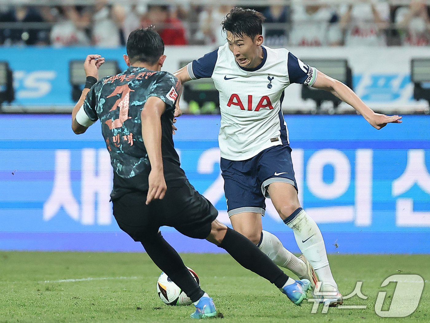 본문 이미지 - 3일 오후 서울 마포구 상암동 서울월드컵경기장에서 열린 쿠팡플레이 시리즈 잉글랜드 프리미어리그 토트넘 홋스퍼와 독일 분데스리가 바이에른 뮌헨의 경기, 후반 토트넘 손흥민이 뮌헨 김민재의 수비 앞에서 돌파를 하고 있다. 2024.8.3/뉴스1 ⓒ News1 김진환 기자