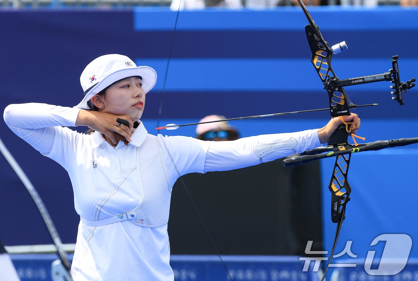 대한민국 양궁 대표팀 임시현 선수가 3일 오후&#40;한국시간&#41; 프랑스 파리 앵발리드에서 진행된 양궁 여자 개인 4강전 대한민국 전훈영과의 경기에서 활시위를 당기고 있다. 2024.8.3/뉴스1 ⓒ News1 박정호 기자