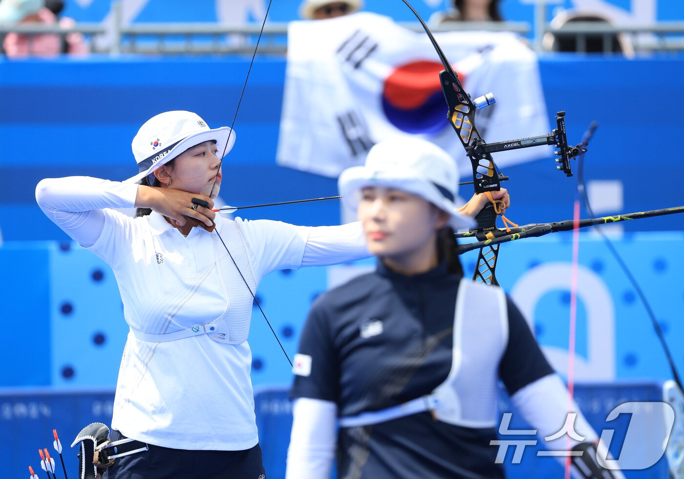 본문 이미지 - 대한민국 양궁 대표팀 임시현 선수가 3일 오후(한국시간) 프랑스 파리 앵발리드에서 진행된 양궁 여자 개인 4강전 대한민국 전훈영과의 경기에서 활시위를 당기고 있다. 2024.8.3/뉴스1 ⓒ News1 박정호 기자