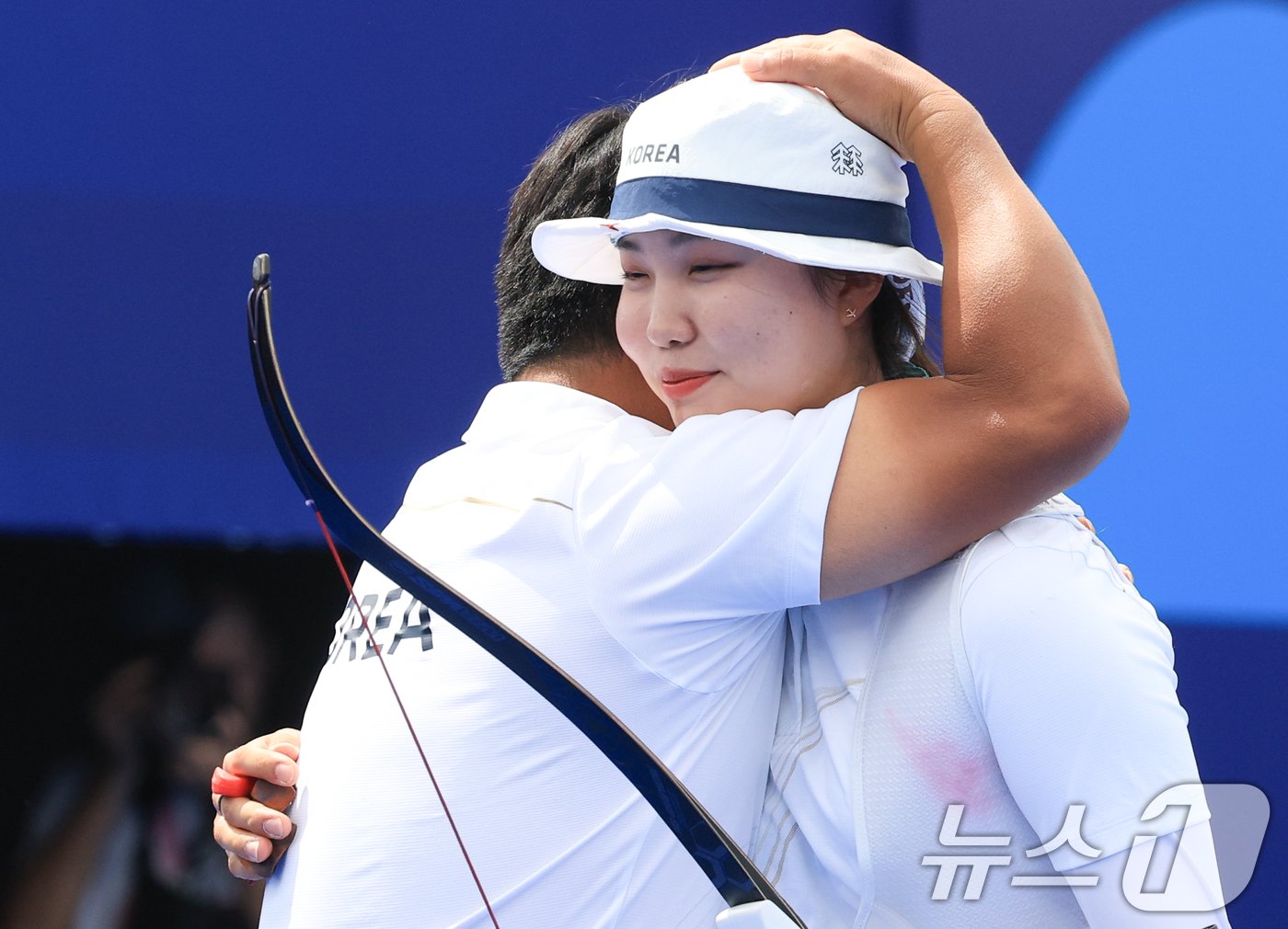 대한민국 양궁 대표팀 남수현 선수가 3일 오후&#40;한국시간&#41; 프랑스 파리 앵발리드에서 진행된 양궁 여자 개인 4강 프랑스 리사 바르블랭과의 경기에서 승리한 후 양창훈 감독의 축하를 받고 있다. 2024.8.3/뉴스1 ⓒ News1 박정호 기자