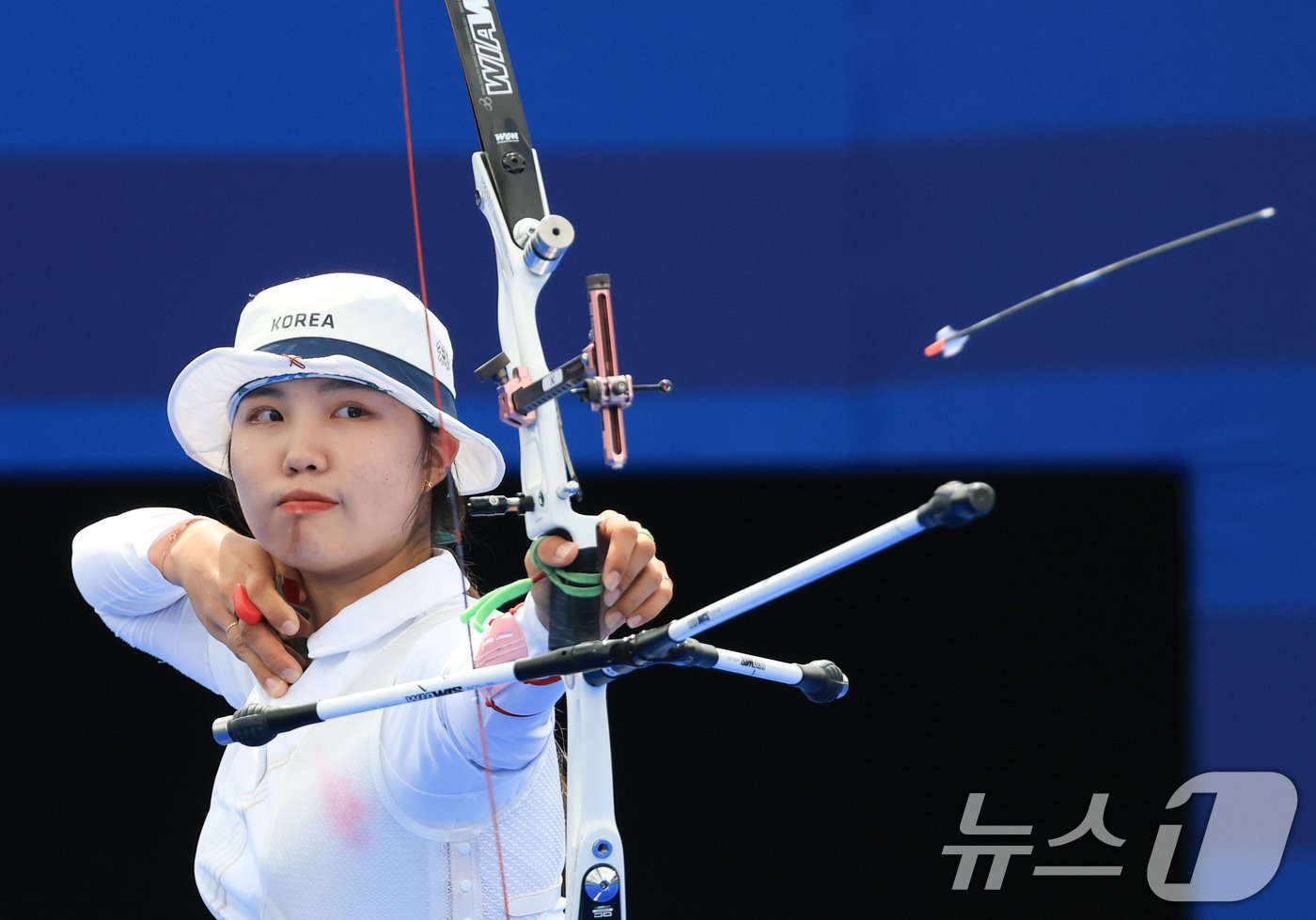 본문 이미지 - 대한민국 양궁 대표팀 남수현 선수가 3일 오후&#40;한국시간&#41; 프랑스 파리 앵발리드에서 진행된 양궁 여자 개인 4강 프랑스 리사 바르블랭과의 경기에서 활시위를 당기고 있다. 2024.8.3/뉴스1 ⓒ News1 박정호 기자