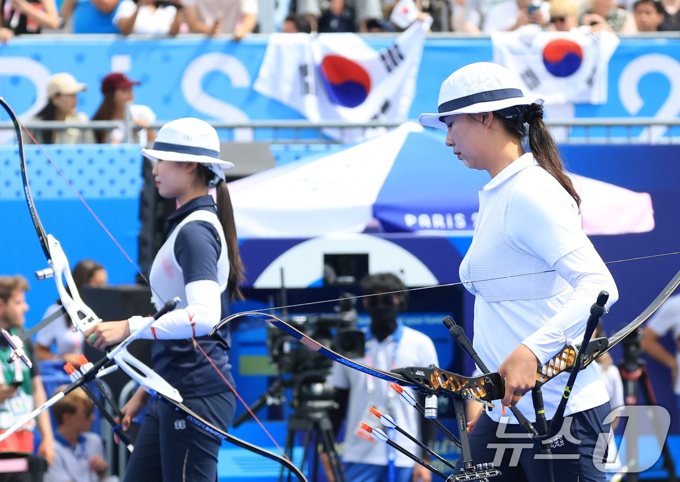 본문 이미지 - 대한민국 양궁 대표팀 임시현, 남수현 선수가 3일 오후&#40;한국시간&#41; 프랑스 파리 앵발리드에서 진행된 양궁 여자 개인 금메달 결정전에 입장하고 있다. 2024.8.3/뉴스1 ⓒ News1 박정호 기자