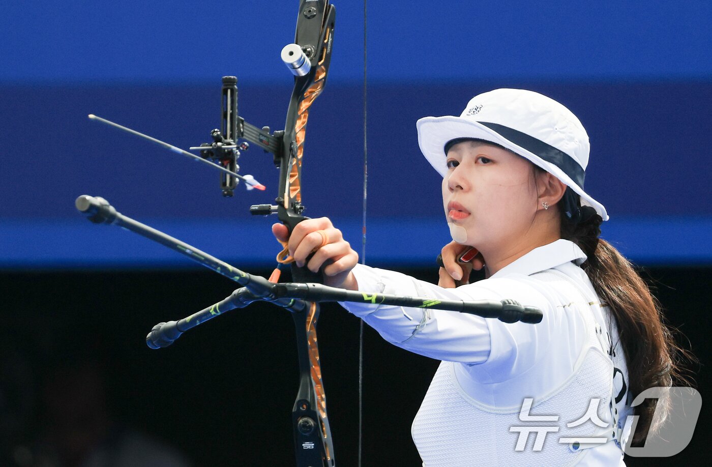 본문 이미지 - 대한민국 양궁 대표팀 임시현 선수가 3일 오후&#40;한국시간&#41; 프랑스 파리 앵발리드에서 진행된 양궁 여자 개인 금메달 결정전 대한민국 남수현과의 경기에서 활시위를 당기고 있다. 2024.8.3/뉴스1 ⓒ News1 박정호 기자