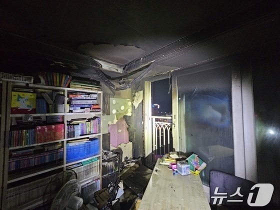 본문 이미지 - 지난달 28일 오후 8시20분 경남 김해시 율하동 아파트 화재현장(경남소방본부 제공).