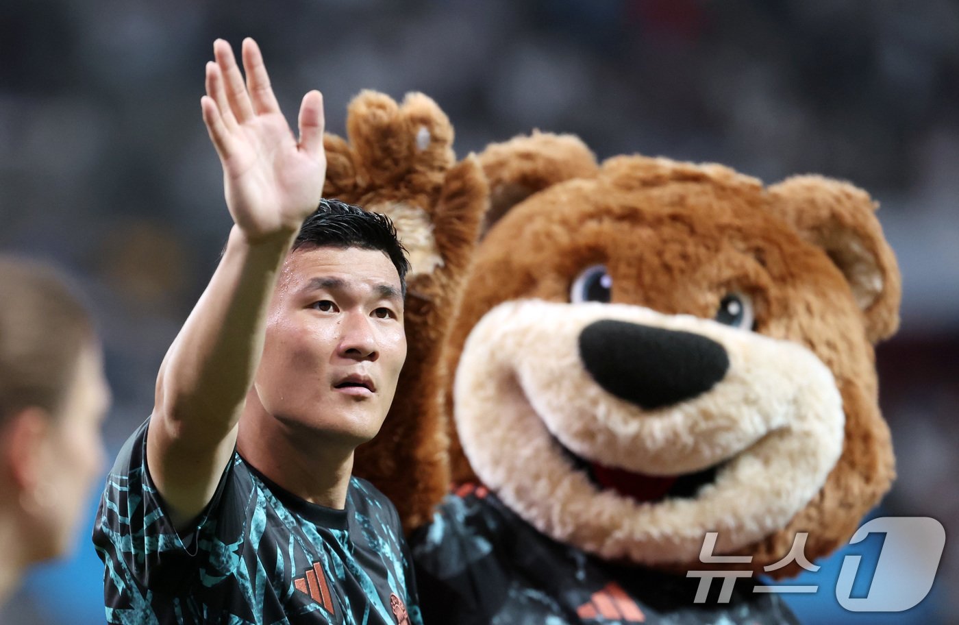 본문 이미지 - 뮌헨 김민재가 3일 오후 서울 마포구 상암동 서울월드컵경기장에서 열린 쿠팡플레이 시리즈 잉글랜드 프리미어리그 토트넘 홋스퍼와 독일 분데스리가 바이에른 뮌헨의 경기에서 2-1로 승리한 후 관중들에게 인사하고 있다. 2024.8.3/뉴스1 ⓒ News1 박지혜 기자
