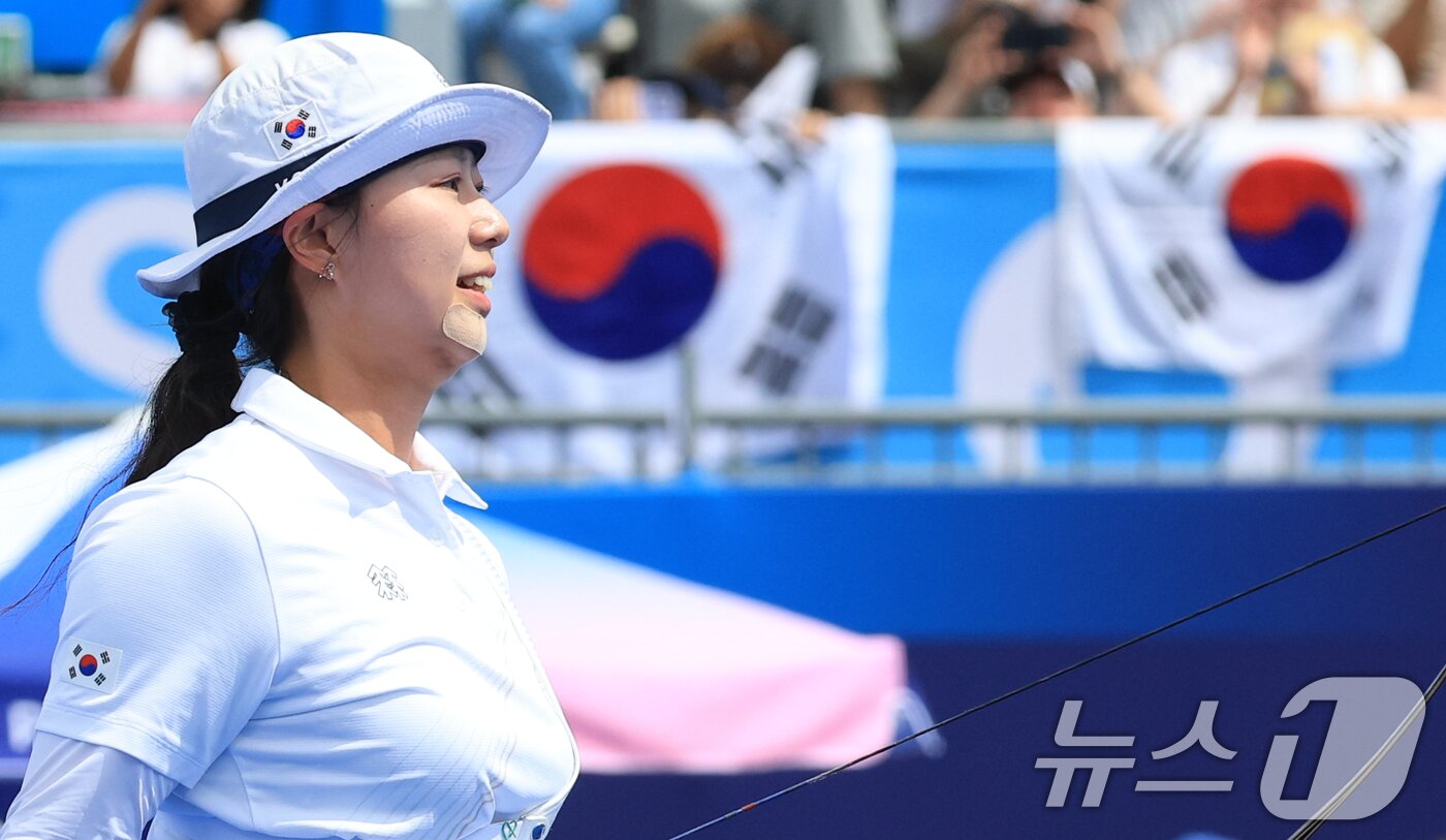 본문 이미지 - 대한민국 양궁 대표팀 임시현 선수가 3일 오후(한국시간) 프랑스 파리 앵발리드에서 진행된 양궁 여자 개인 금메달 결정전 대한민국 남수현과의 경기에서 금메달을 확정 지은 후 기뻐하고 있다. 2024.8.3/뉴스1 ⓒ News1 박정호 기자