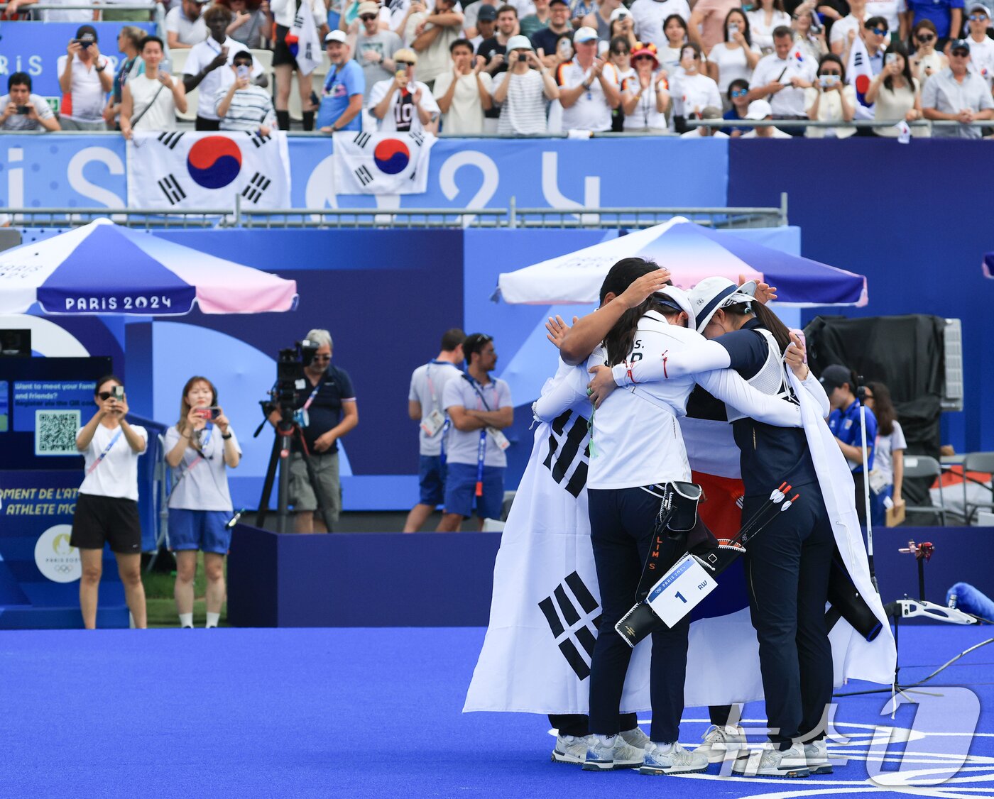 본문 이미지 - 대한민국 양궁 대표팀 임시현 선수가 3일 오후(한국시간) 프랑스 파리 앵발리드에서 진행된 양궁 여자 개인 금메달 결정전 대한민국 남수현과의 경기에서 금메달을 확정 지은 후 기뻐하고 있다. 2024.8.3/뉴스1 ⓒ News1 박정호 기자