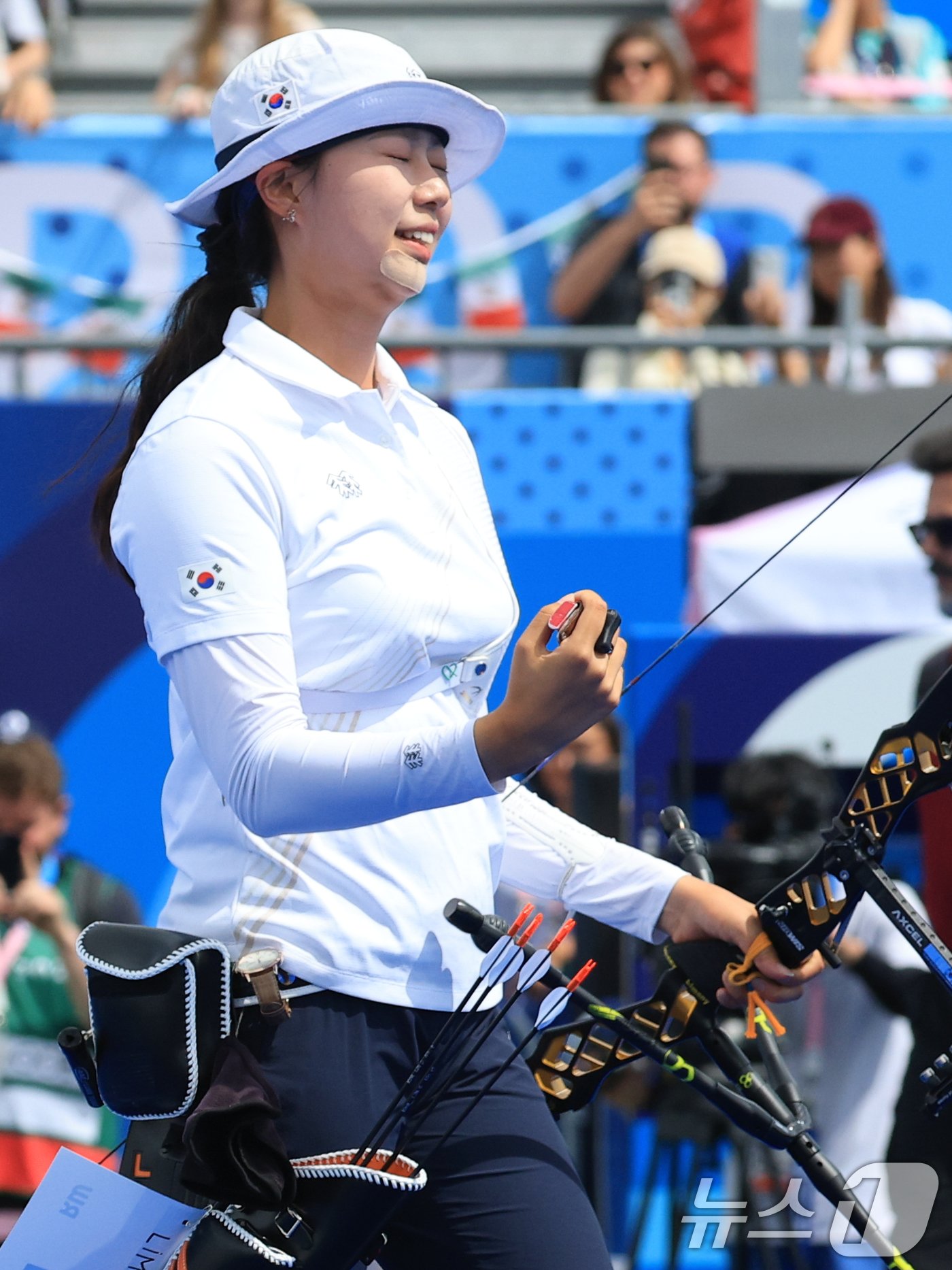 대한민국 양궁 대표팀 임시현 선수가 3일 오후&#40;한국시간&#41; 프랑스 파리 앵발리드에서 진행된 양궁 여자 개인 금메달 결정전 대한민국 남수현과의 경기에서 금메달을 확정 지은 후 기뻐하고 있다. 2024.8.3/뉴스1 ⓒ News1 박정호 기자