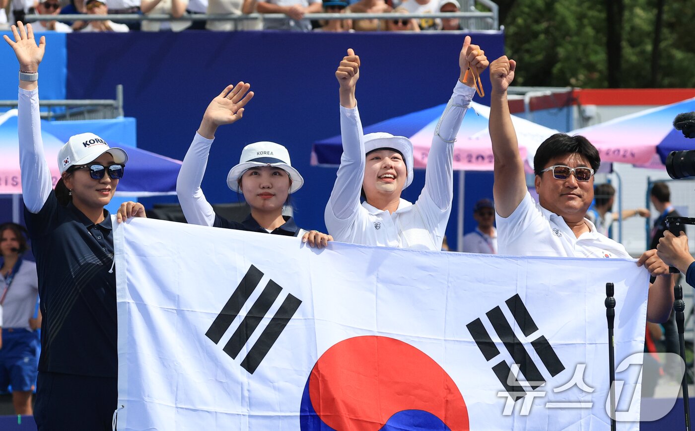 본문 이미지 - 대한민국 양궁 대표팀 임시현 선수가 3일 오후(한국시간) 프랑스 파리 앵발리드에서 진행된 양궁 여자 개인 금메달 결정전 대한민국 남수현과의 경기에서 금메달을 확정 지은 후 기뻐하고 있다. 2024.8.3/뉴스1 ⓒ News1 박정호 기자