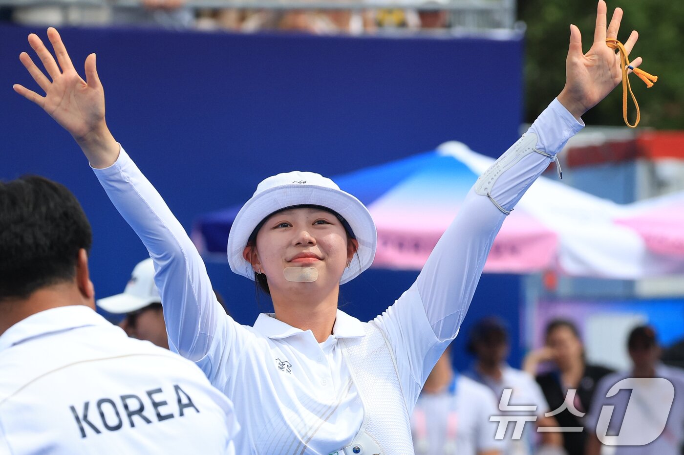 본문 이미지 - 대한민국 양궁 대표팀 임시현 선수가 3일 오후&#40;한국시간&#41; 프랑스 파리 앵발리드에서 진행된 양궁 여자 개인 금메달 결정전 대한민국 남수현과의 경기에서 금메달을 확정 지은 후 기뻐하고 있다. 2024.8.3/뉴스1 ⓒ News1 박정호 기자