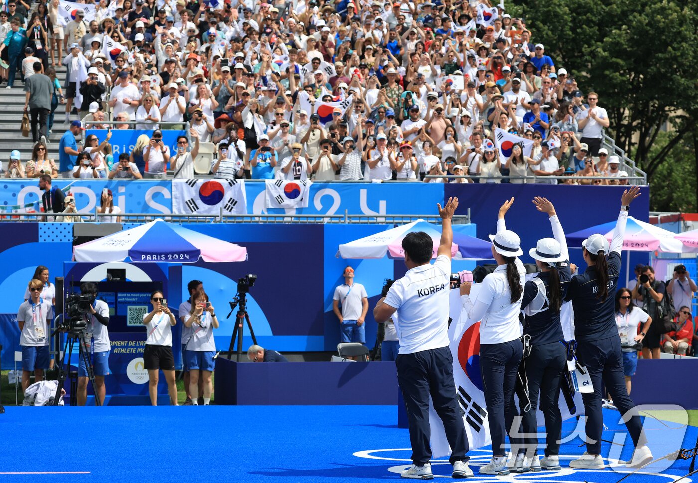 본문 이미지 - 대한민국 양궁 대표팀 임시현 선수가 3일 오후(한국시간) 프랑스 파리 앵발리드에서 진행된 양궁 여자 개인 금메달 결정전 대한민국 남수현과의 경기에서 금메달을 확정 지은 후 관중들을 향해 인사하고 있다. 2024.8.3/뉴스1 ⓒ News1 박정호 기자