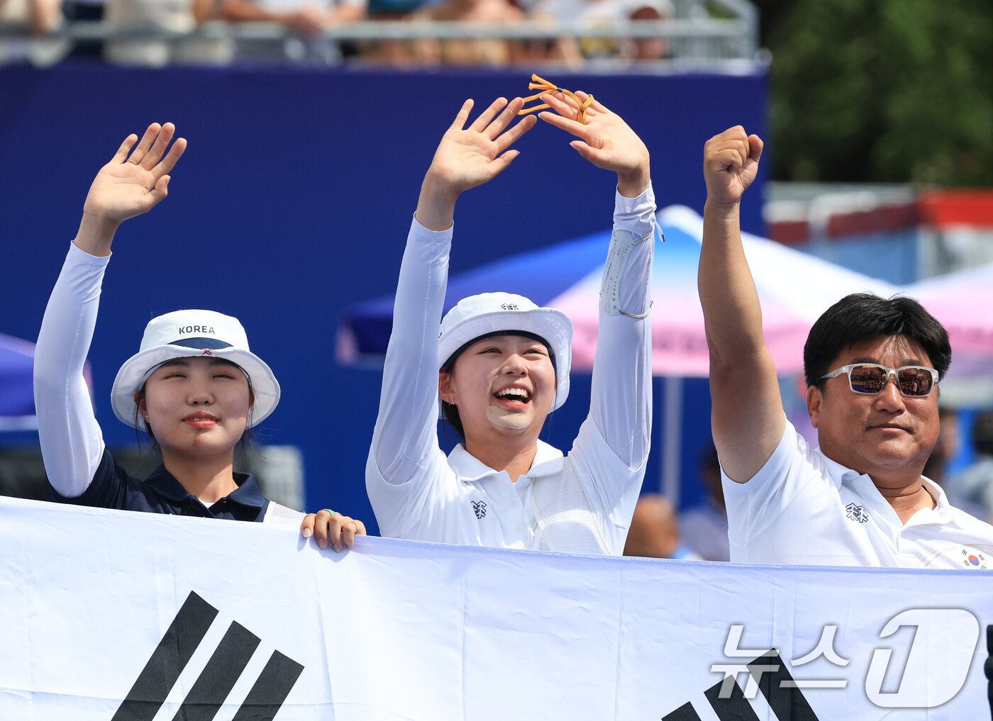 본문 이미지 - 대한민국 양궁 대표팀 임시현 선수가 3일 오후(한국시간) 프랑스 파리 앵발리드에서 진행된 양궁 여자 개인 금메달 결정전 대한민국 남수현과의 경기에서 금메달을 확정 지은 후 기뻐하고 있다. 2024.8.3/뉴스1 ⓒ News1 박정호 기자