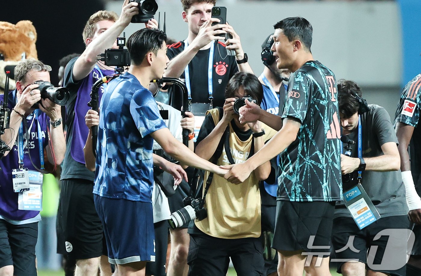 본문 이미지 - 토트넘 손흥민과 뮌헨 김민재가 3일 서울 마포구 상암동 서울월드컵경기장에서 열린 쿠팡플레이 시리즈 잉글랜드 프리미어리그 토트넘 홋스퍼와 독일 분데스리가 바이에른 뮌헨의 경기를 마친 뒤 만나 대화하고 있다. 2024.8.3/뉴스1 ⓒ News1 허경 기자