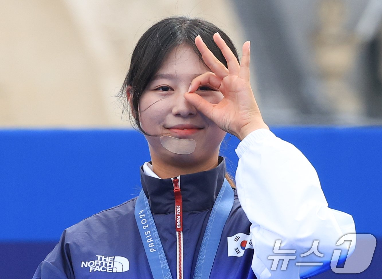 본문 이미지 - 대한민국 양궁 대표팀 임시현 선수가 3일 오후(한국시간) 프랑스 파리 앵발리드에서 진행된 양궁 여자 개인 시상식에서 금메달을 수여 받은 후 '3관왕' 세리머니를 하고 있다. 2024.8.3/뉴스1 ⓒ News1 이동해 기자