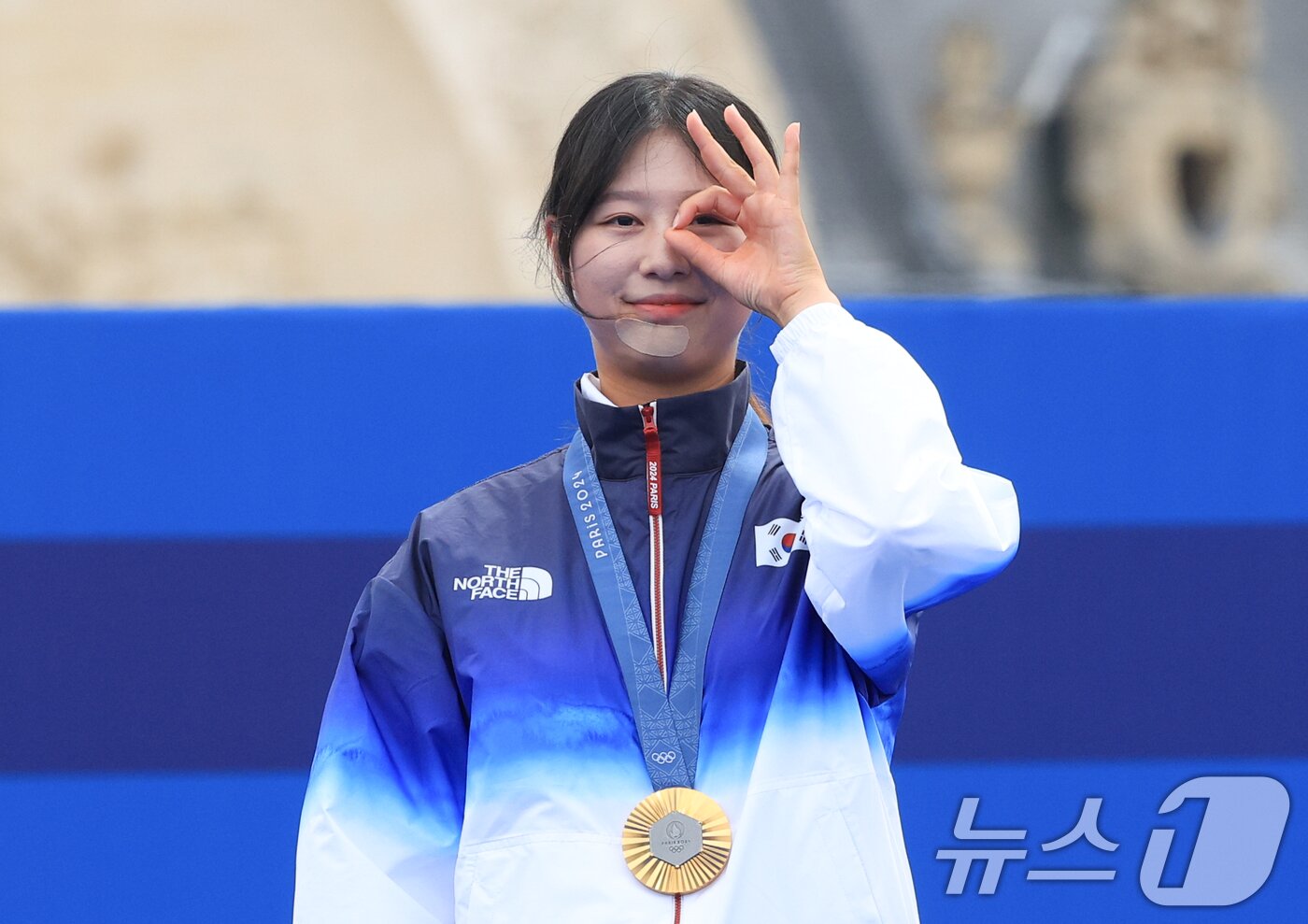 본문 이미지 - 대한민국 양궁 대표팀 임시현 선수가 3일 오후&#40;한국시간&#41; 프랑스 파리 앵발리드에서 진행된 양궁 여자 개인 시상식에서 금메달을 수여 받은 후 &#39;3관왕&#39; 세리머니를 하고 있다. 2024.8.3/뉴스1 ⓒ News1 박정호 기자