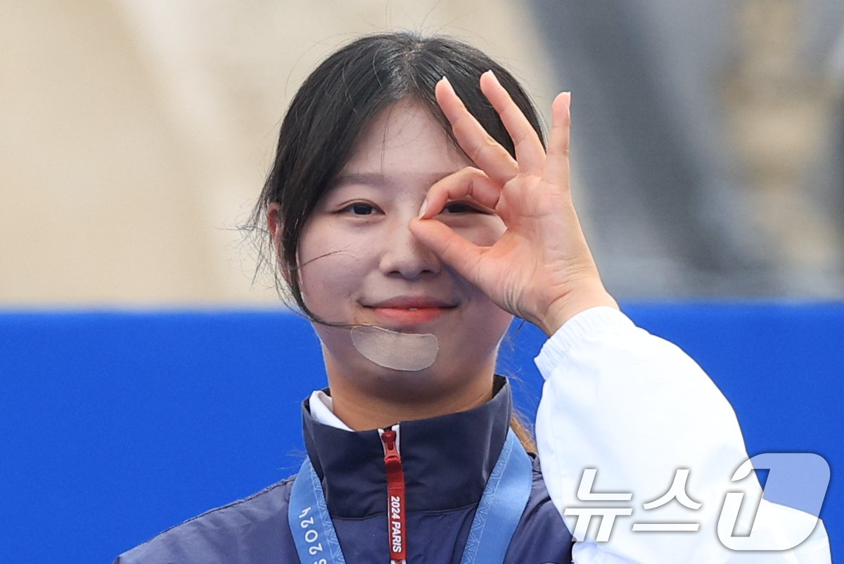 본문 이미지 - 대한민국 양궁 대표팀 임시현 선수가 3일 오후(한국시간) 프랑스 파리 앵발리드에서 진행된 양궁 여자 개인 시상식에서 금메달을 수여 받은 후 '3관왕' 세리머니를 하고 있다. 2024.8.3/뉴스1 ⓒ News1 박정호 기자