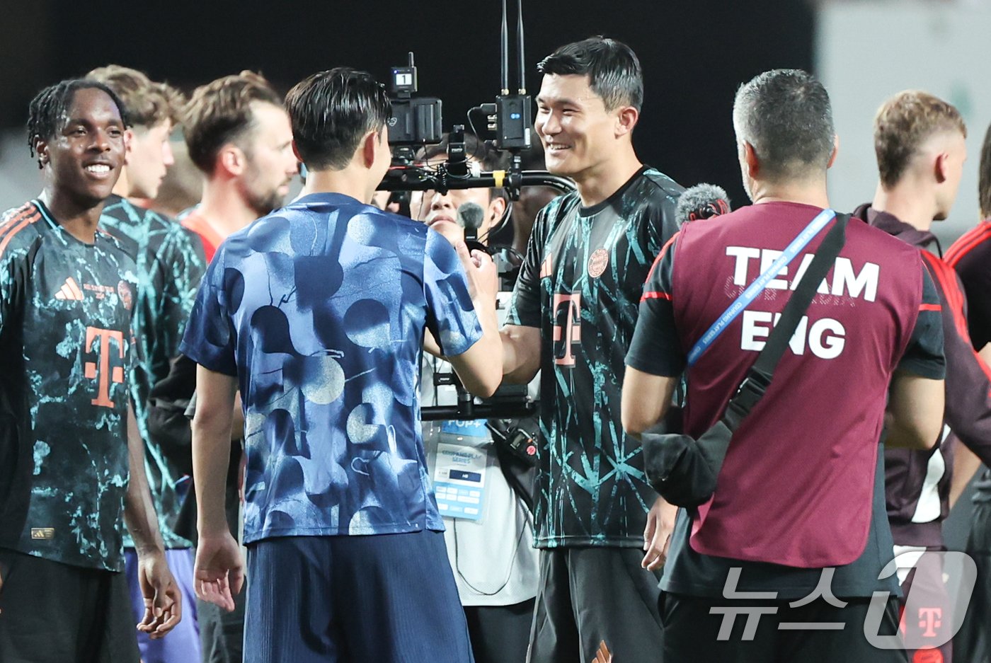 본문 이미지 - 토트넘 손흥민과 뮌헨 김민재가 3일 서울 마포구 상암동 서울월드컵경기장에서 열린 쿠팡플레이 시리즈 잉글랜드 프리미어리그 토트넘 홋스퍼와 독일 분데스리가 바이에른 뮌헨의 경기를 마친 뒤 만나 인사하고 있다. 2024.8.3/뉴스1 ⓒ News1 허경 기자